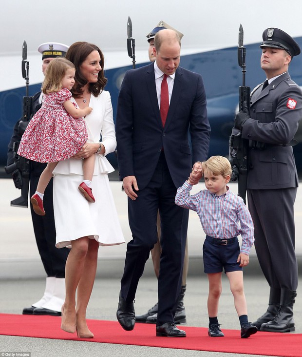 Hoàng tử bé ngượng ngùng, em gái tự tin vẫy tay chào khi cùng cha mẹ công du nước ngoài - Ảnh 3.