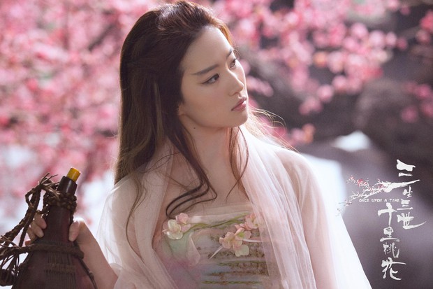 Tam sinh tam thế bản điện ảnh: Tạo hình của Lưu Diệc Phi bị chê ỉ ôi vì lông mày xếch, đầu đội mâm ngũ quả - Ảnh 2. Tam sinh tam thế bản điện ảnh: Tạo hình của Lưu Diệc Phi bị chê ỉ ôi vì lông mày xếch, đầu đội mâm ngũ quả - Ảnh 2.