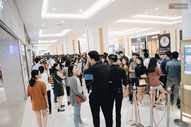 Khai trương H&M Hà Nội: Có hơn 2.000 người đổ về, các bạn trẻ vẫn phải xếp hàng dài chờ được vào mua sắm - Ảnh 6.