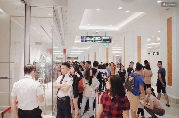 Sau ngày khai trương, store H&M Hà Nội bớt đông đúc nhưng khách vẫn xếp hàng dài chờ vào mua sắm - Ảnh 4.