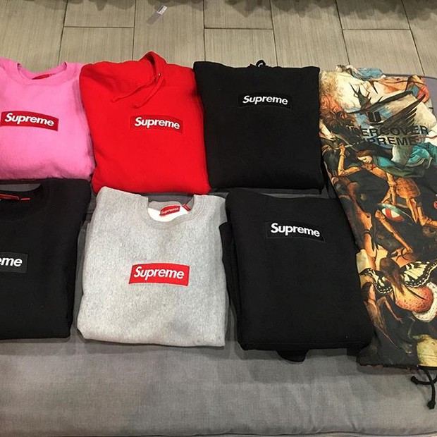 Cánh thanh niên lác mắt với bà cô chất chơi, phô trương cả BST Supreme X Louis Vuitton - Ảnh 6. Cánh thanh niên lác mắt với bà cô chất chơi, phô trương cả BST Supreme X Louis Vuitton - Ảnh 6.