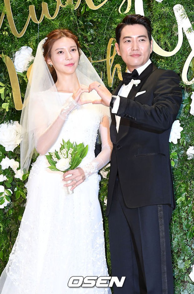 Mỹ nhân phim Mười Cha Ye Ryun lộng lẫy, trao tài tử Joo Sang Wook nụ hôn tình tứ tại đám cưới - Ảnh 8.