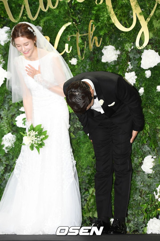 Mỹ nhân phim Mười Cha Ye Ryun lộng lẫy, trao tài tử Joo Sang Wook nụ hôn tình tứ tại đám cưới - Ảnh 3.