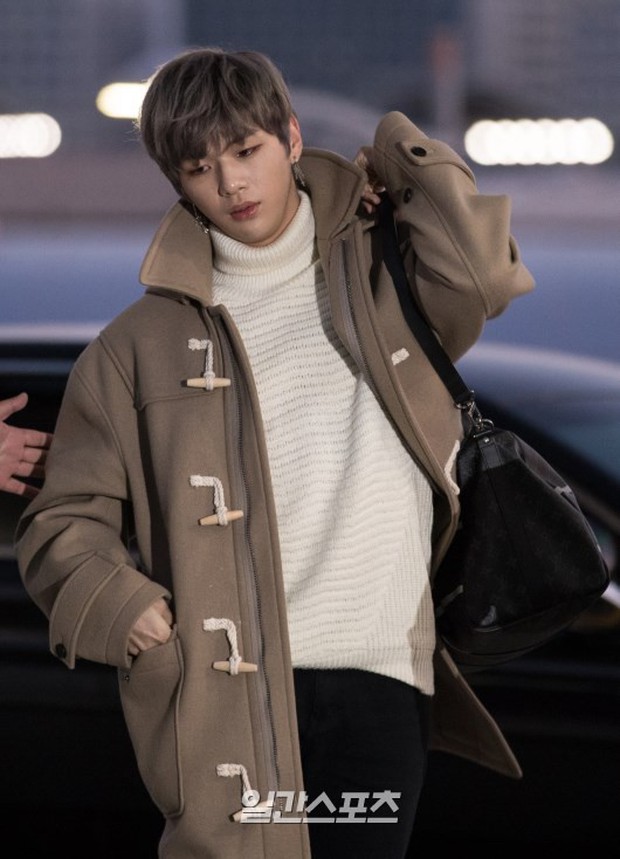 Dàn tân binh khủng toàn mỹ nam Wanna One lịch lãm tại sân bay Hàn, chuẩn bị đổ bộ Việt Nam - Ảnh 4.