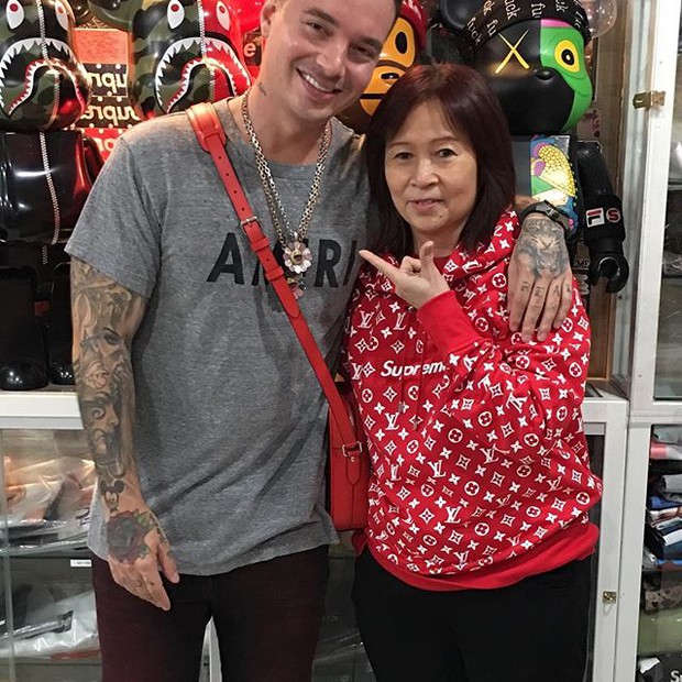 Cánh thanh niên lác mắt với bà cô chất chơi, phô trương cả BST Supreme X Louis Vuitton - Ảnh 8. Cánh thanh niên lác mắt với bà cô chất chơi, phô trương cả BST Supreme X Louis Vuitton - Ảnh 8.