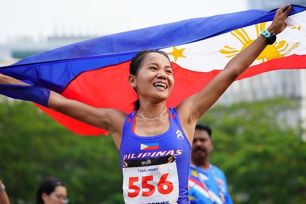 Gặp ngày đèn đỏ, nữ hoàng marathon Việt Nam hụt huy chương vàng SEA Games 29 - Ảnh 2.