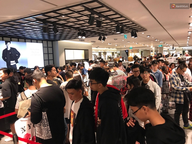 H&M mở cửa đón khách: Đông tới nỗi bên ngoài kẹt cứng, bên trong loạn lạc - Ảnh 27.