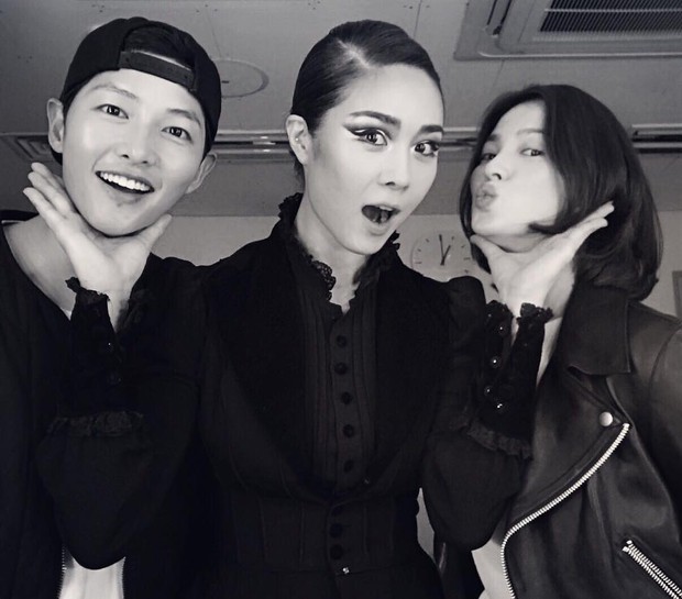 Cặp đôi vàng Song Joong Ki và Song Hye Kyo cùng loạt sao hạng A rạng rỡ đến ủng hộ nữ ca sĩ quyền lực - Ảnh 1.