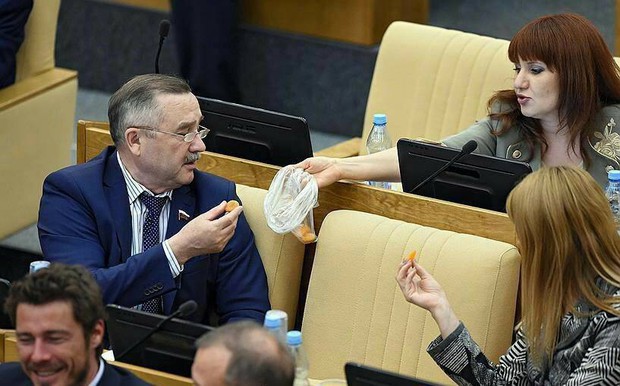 Giờ giải lao ở hội nghị chính phủ Nga: chính trị gia khoe ca vát, ăn quà vặt và selfie - Ảnh 4.