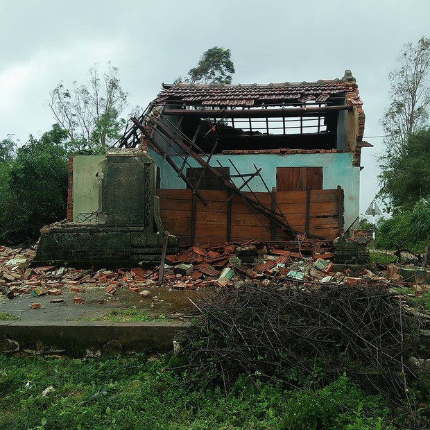 Bức ảnh khiến nhiều người xót xa: Cụ bà neo đơn ngồi thất thần trước căn nhà bị đổ sập ở Phú Yên sau cơn bão số 12 - Ảnh 2.