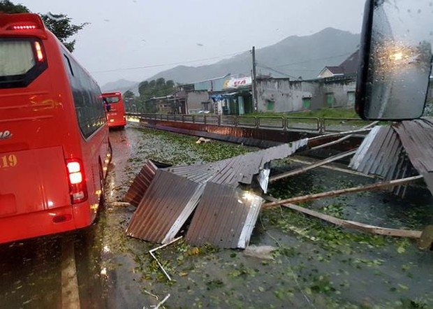 Bão số 12 gây mưa to gió giật kinh hoàng, nhiều xe máy ở Nha Trang, Khánh Hoà bị quật ngã la liệt giữa đường - Ảnh 10.