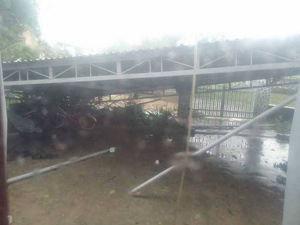 Bão số 12 gây mưa to gió giật kinh hoàng, nhiều xe máy ở Nha Trang, Khánh Hoà bị quật ngã la liệt giữa đường - Ảnh 8.