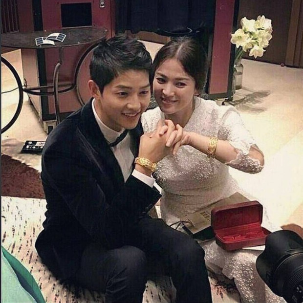 Song Joong Ki và Song Hye Kyo lộ hình đan tay tình cảm, đeo quà cưới vòng vàng long phượng khủng - Ảnh 1.