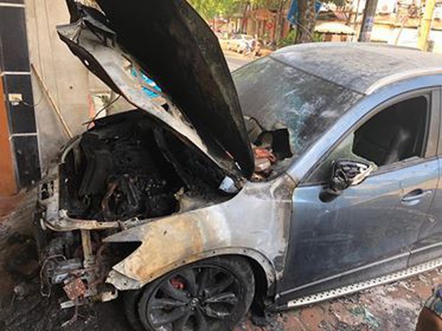 Clip ghi lại cảnh xe Mazda CX-5 bị người lạ mặt châm lửa đốt trong đêm tại Hà Nội - Ảnh 3.
