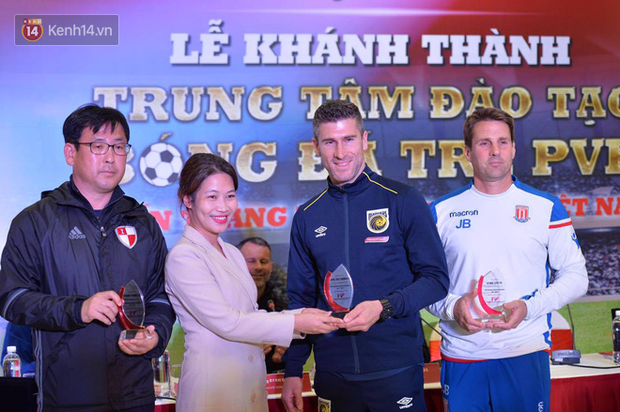 Giggs, Scholes khen cầu thủ trẻ Việt Nam khi U15 PVF vô địch Cúp tứ hùng - Ảnh 1.