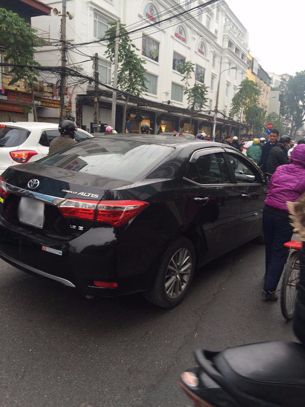 Hà Nội: Cố vượt xe bus, ô tô con đâm liên hoàn 3 xe máy trên đường - Ảnh 1.