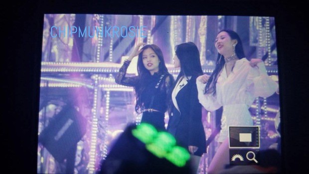 Fan phát cuồng trước khung cảnh thần tiên tại Gayo Daejun: 2 nữ thần Black Pink và Red Velvet vừa ôm vừa nắm tay - Ảnh 1.