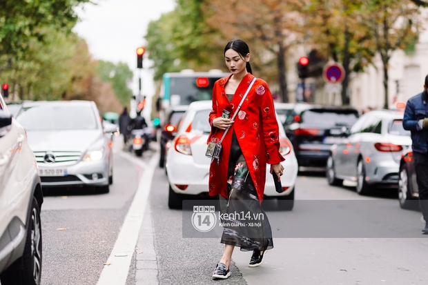 Street style tại Paris Fashion Week - Cuộc chiến đường phố của những thủ lĩnh thời trang - Ảnh 22.