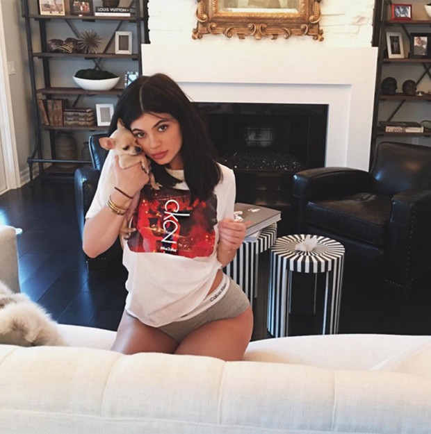 Nghiên cứu vui: Kylie Jenner có biết cách... ngồi trên một chiếc ghế không? - Ảnh 6.
