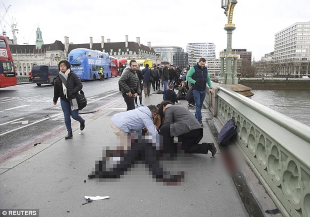 Người đàn ông bị chỉ trích vì cẩn thận selfie ngay tại hiện trường vụ khủng bố ở Anh - Ảnh 3.