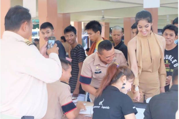 Hoa hậu Chuyển giới Thái Lan thu hút sự chú ý khi đi khám nghĩa vụ quân sự - Ảnh 3.