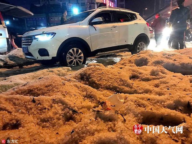 Trung Quốc: Mưa đá to khủng khiếp khiến người dân gặp nhiều khó khăn - Ảnh 4.