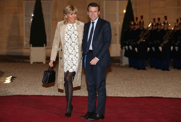 Ngôn ngữ cơ thể nói gì về tân Tổng thống trẻ nhất lịch sử Pháp và người vợ hơn 25 tuổi của mình? - Ảnh 3.