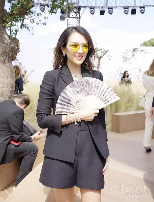 Có ai ngờ quạt giấy mà các cụ vẫn dùng nay lại là phụ kiện thời trang sang chảnh nhất hè này - Ảnh 3. Có ai ngờ quạt giấy mà các cụ vẫn dùng nay lại là phụ kiện thời trang sang chảnh nhất hè này - Ảnh 3.