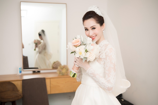 Bạn có nhận ra váy cưới của Hoa hậu Thu Thảo giống váy cưới của Công nương Grace Kelly đến bất ngờ? - Ảnh 3. Bạn có nhận ra váy cưới của Hoa hậu Thu Thảo giống váy cưới của Công nương Grace Kelly đến bất ngờ? - Ảnh 3.