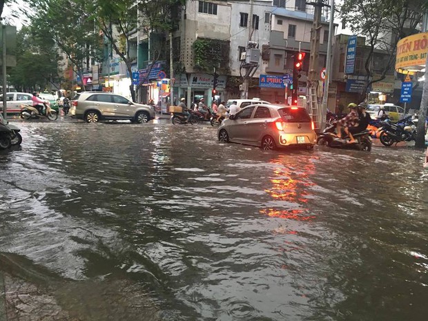 Dù trời mưa nhỏ nhưng nhiều tuyến đường ở trung tâm Sài Gòn vẫn ngập như sông - Ảnh 2.