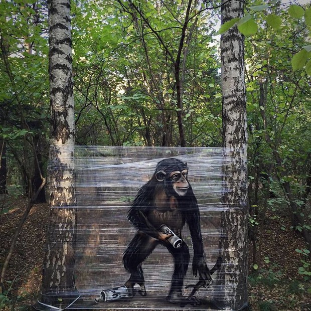 Cuốn nilon vào thân cây rồi vẽ vời, chàng họa sĩ đã làm nên tuyệt tác 3D sống động trong rừng - Ảnh 5.