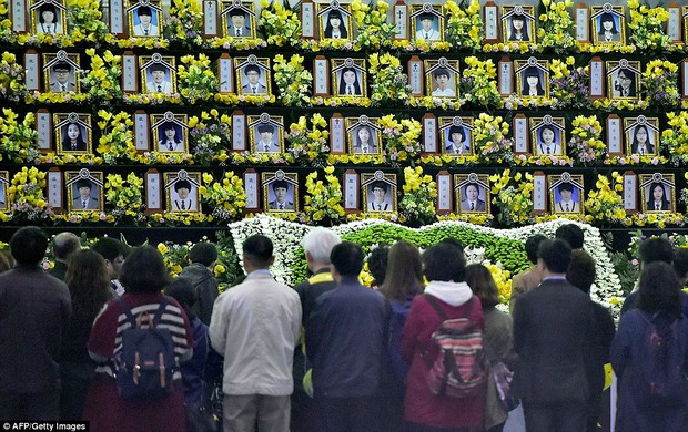 Loạt hình ám ảnh trong thảm kịch chìm phà Sewol cướp đi sinh mạng của gần 300 học sinh ở Hàn Quốc 3 năm trước - Ảnh 20.