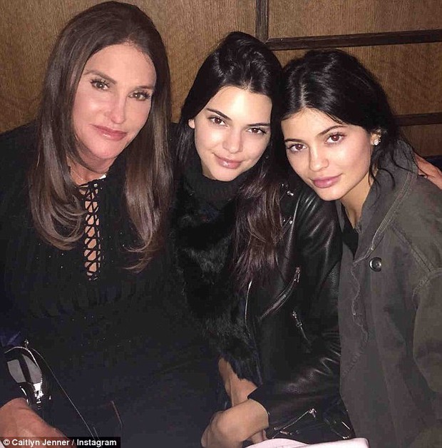 Kendall and Kylie Jenner were embarrassed to stop their transgender father from taking nude photos - Photo 1.