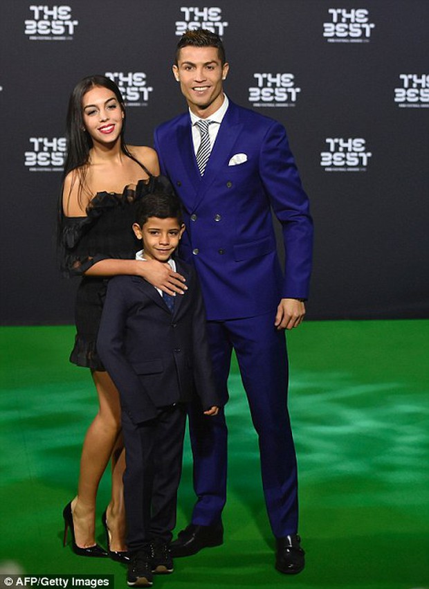 Bạn gái Ronaldo đánh bật nhan sắc sao Hollywood tại Gala FIFA - Ảnh 1.