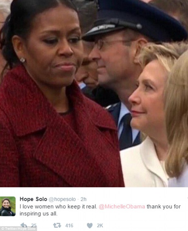 Những biểu cảm của cựu Đệ nhất phu nhân Michelle Obama khi nhận quà từ bà Melania Trump gây xôn xao mạng xã hội - Ảnh 10.