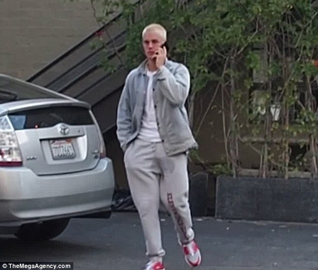 Discovered with a wet spot, Justin Bieber mocked himself for peeing in his pants - Photo 1.