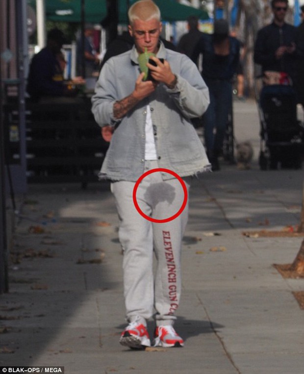 Discovered with a wet spot, Justin Bieber mocked himself for peeing in his pants - Photo 2.