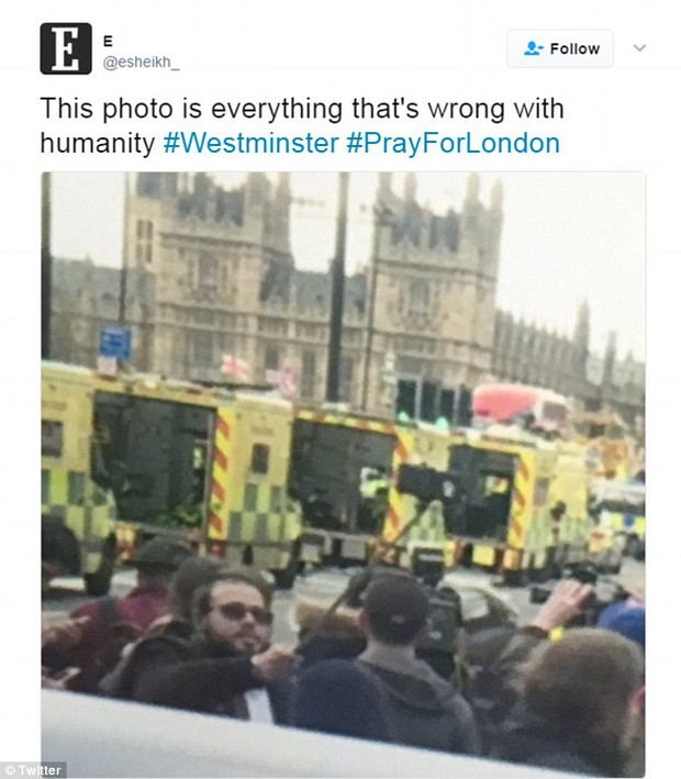 Người đàn ông bị chỉ trích vì cẩn thận selfie ngay tại hiện trường vụ khủng bố ở Anh - Ảnh 2.