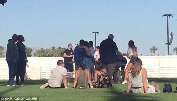 The Weeknd hugged and kissed Selena non-stop at Coachella, Justin probably won't like this!  - Photo 5.