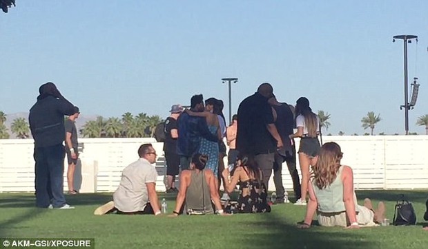 The Weeknd hugged and kissed Selena non-stop at Coachella, Justin probably won't like this!  - Photo 4.