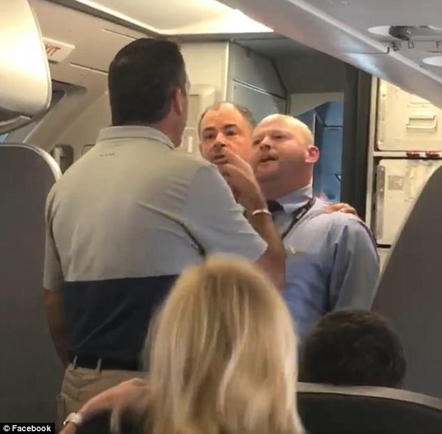 Chân dung hành khách dũng cảm, đứng lên bảo vệ người phụ nữ bị đánh trên chuyến bay American Airlines - Ảnh 2.