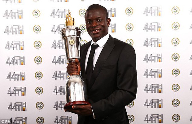 Kante vượt Hazard và Ibrahimovic, thắng giải Cầu thủ hay nhất Premier League - Ảnh 1.