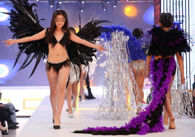 Để bé gái bắt chước thiên thần Victorias Secret biểu diễn nội y trên sân khấu, ban tổ chức bị chỉ trích gay gắt - Ảnh 6.