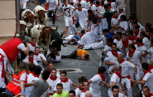 Tây Ban Nha: Hàng loạt du khách bị húc trọng thương trong lễ hội bò tót - Ảnh 5.