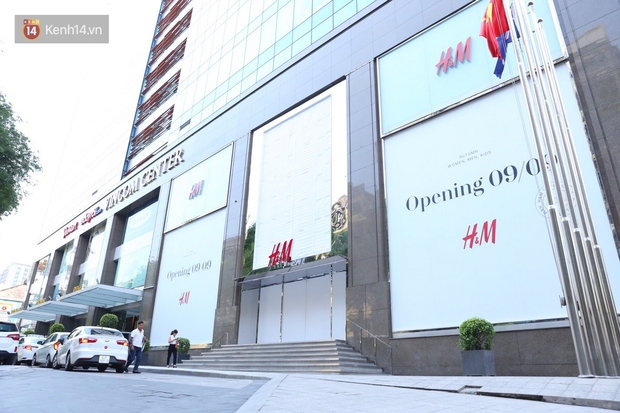 H&M Việt Nam treo biển thông báo 9/9 sẽ chính thức khai trương tại Sài Gòn - Ảnh 4.