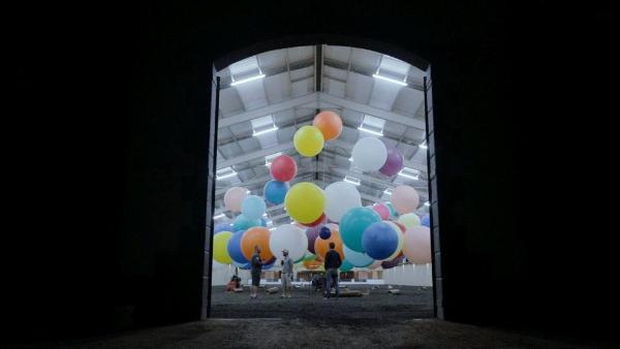 Phim Up ngoài đời thực: Chàng trai dùng 100 quả bóng bay dạo chơi trên bầu trời châu Phi - Ảnh 5.
