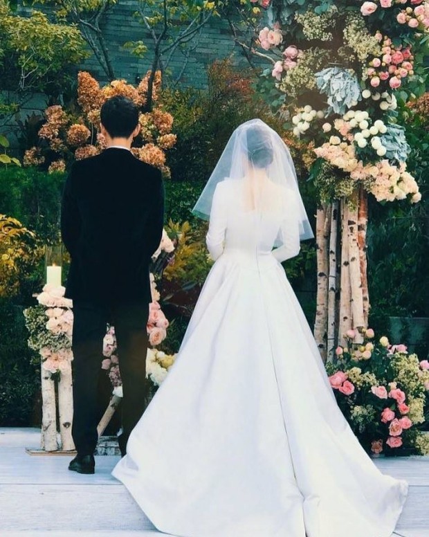Nhà mốt Dior hé lộ những bức hình hiếm có về quá trình tạo nên chiếc váy cưới độc nhất vô nhị cho Song Hye Kyo - Ảnh 4.