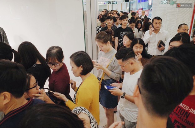 Sau ngày khai trương, store H&M Hà Nội bớt đông đúc nhưng khách vẫn xếp hàng dài chờ vào mua sắm - Ảnh 5.