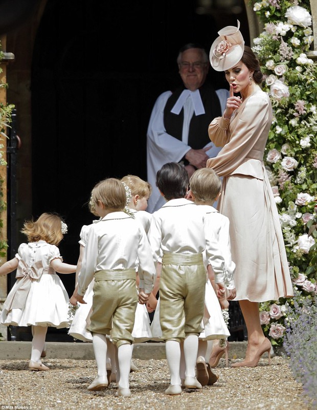 Hoàng tử nhí George và em gái cực đáng yêu trong vai trò phù dâu cho dì Pippa Middleton - Ảnh 6.