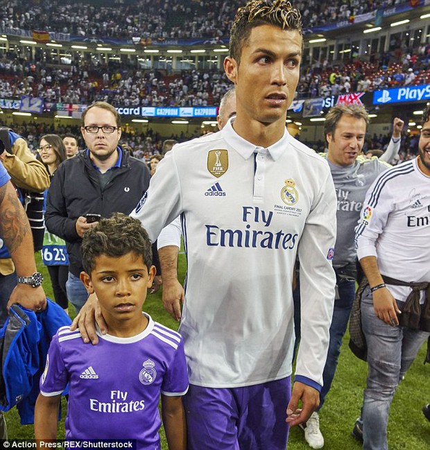 Ronaldo khoe cơ bụng 6 múi giữa tin đồn đón con sinh đôi - Ảnh 2.